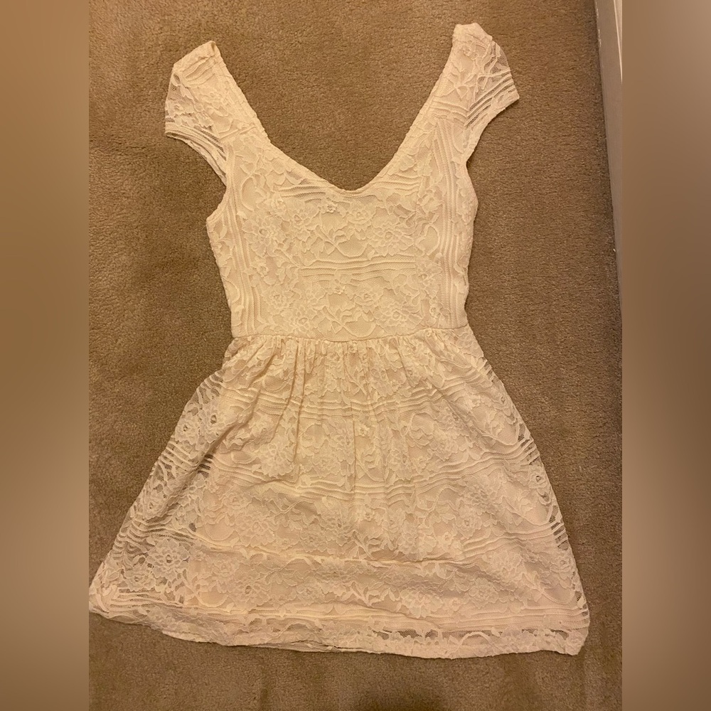 Cream lace Hollister dress size small- like new